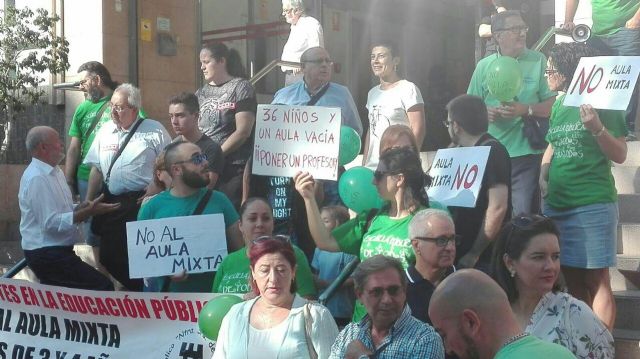 Podemos Molina acusa al director general de Planificación Educativa, Enrique Ujaldón, de mentir a la ciudadanía en el caso del aula mixta del colegio de Torrealta