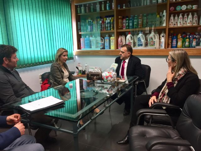 La Alcaldesa de Molina de Segura realiza una visita a la empresa química AROM
