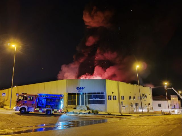 Incendio de una nave industrial en Molina de Segura