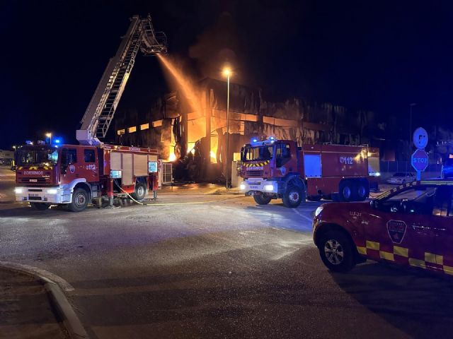 Incendio en una nave industrial de Molina de Segura