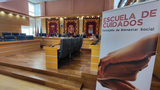 El Gobierno local pone en marcha el proyecto comunitario Escuela de Cuidados para dar respuesta a las necesidades de apoyo que tienen los familiares que cuidan de personas dependientes