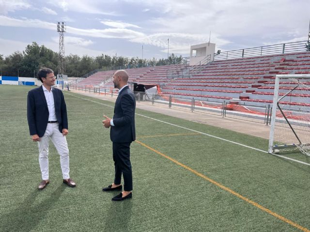 El Gobierno local de Molina de Segura inicia la primera fase de la remodelación del Estadio Municipal Sánchez Cánovas con la demolición de las gradas y vestuarios